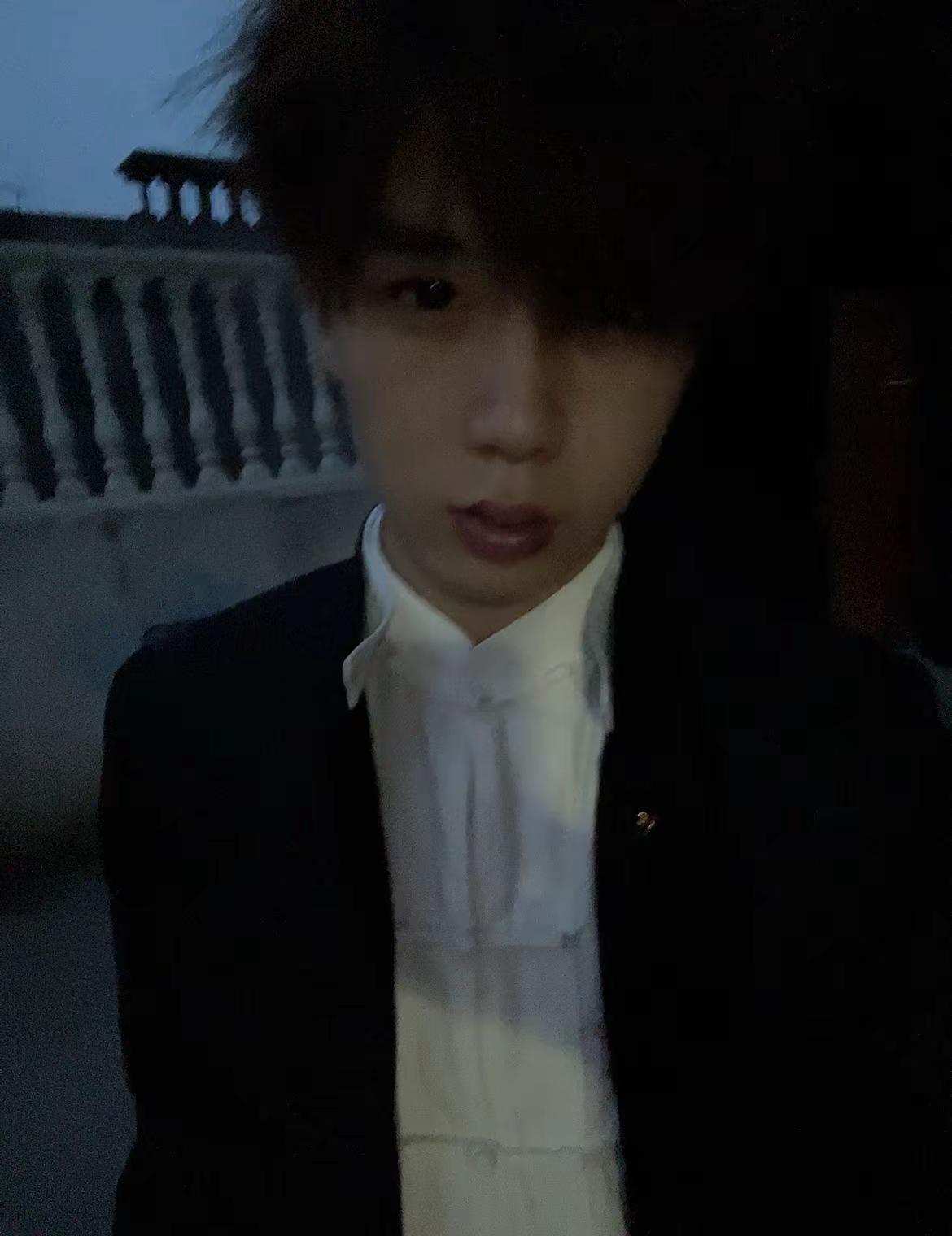 为什么还要有人搜忧郁怎么装出来 往这一站不就是