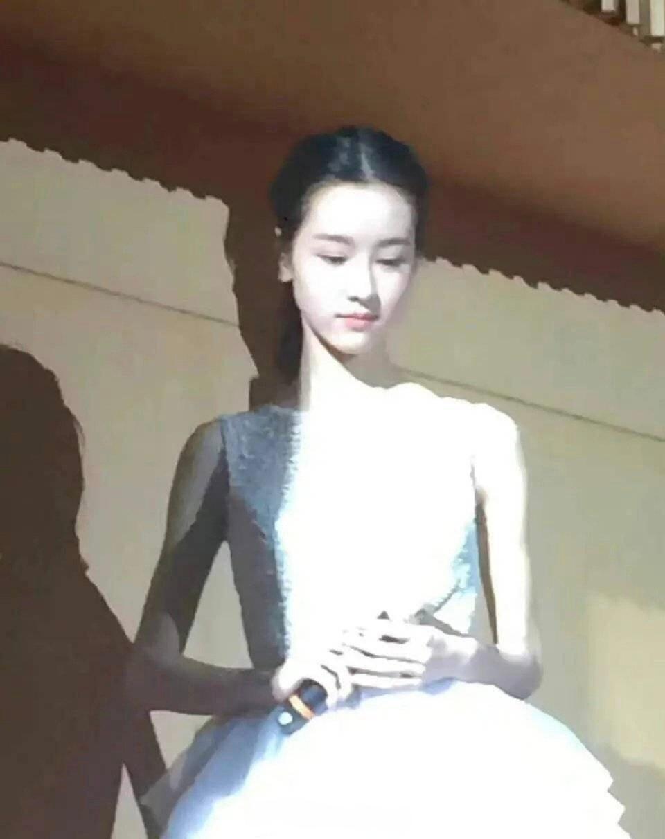陈都灵十年前毕业照陈都灵无人可敌的早期和书卷气