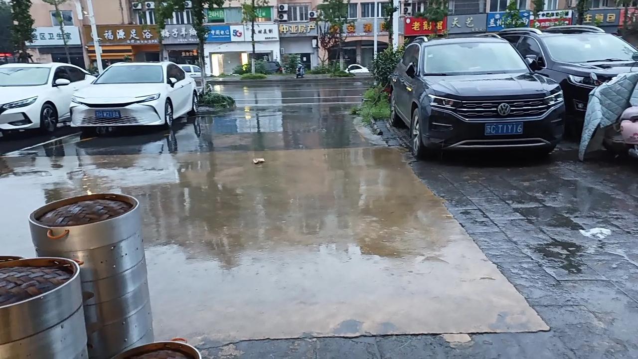 又又又又又下雨了！感觉整个7月份好像每天都在下雨。有时候是早餐高峰期的时候下雨，