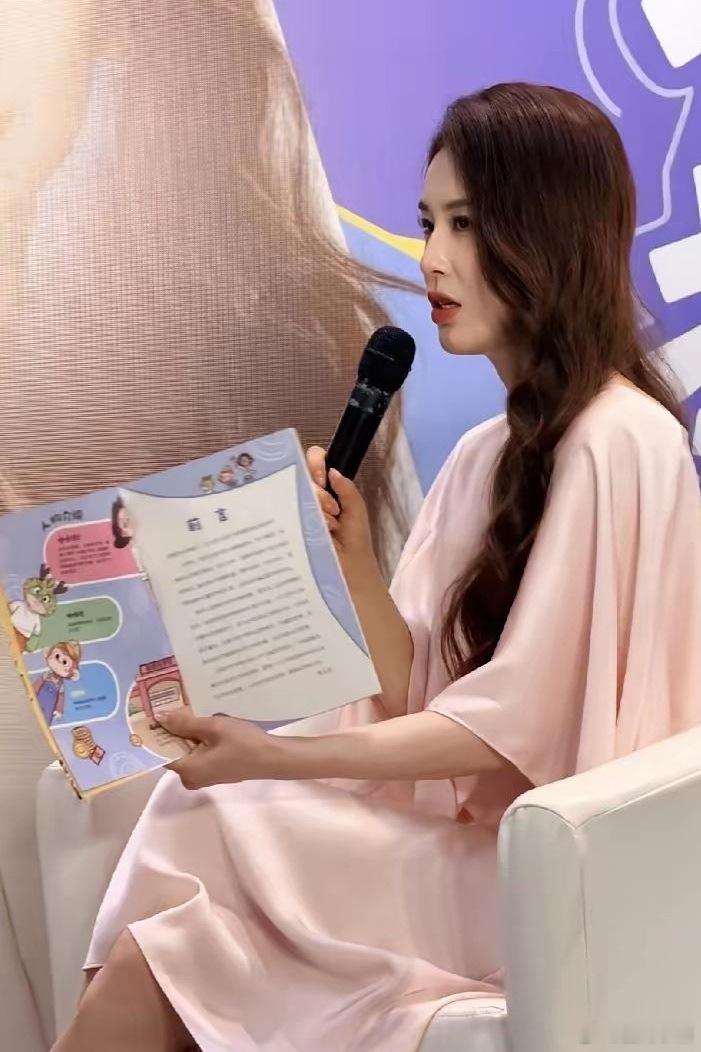 以前是别人的老婆，是嫁出去的姑娘，现在又是值得骄傲的女儿了，看到黄圣依妈妈眼里的