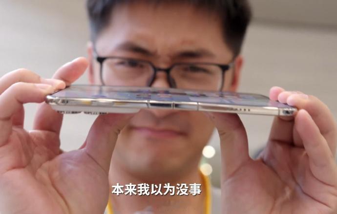 折叠屏什么时候可以拍钉子砸核桃，汽车轧过去也不会坏，像直板手机那样做暴力测试
