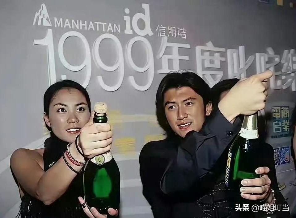 那一年王菲30岁，谢霆锋才19岁，看他们笑靥如花的样子，一定当时就互生好感了吧！
