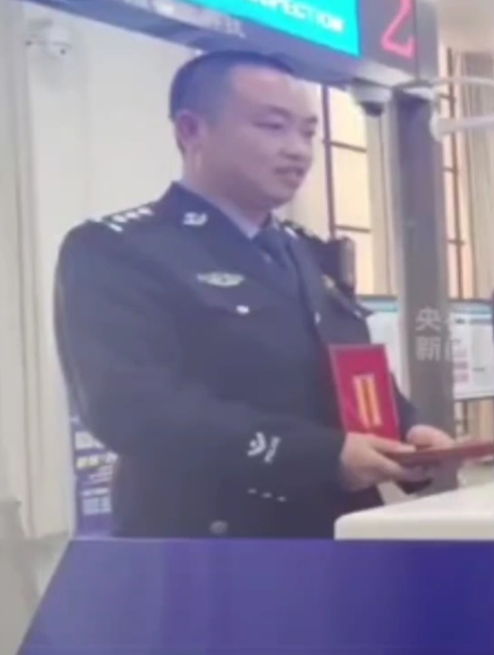 民警黄棚已在吉隆口岸坚守13年泥石流袭来前疏散人群民警叫黄棚、已在吉隆口岸坚守1