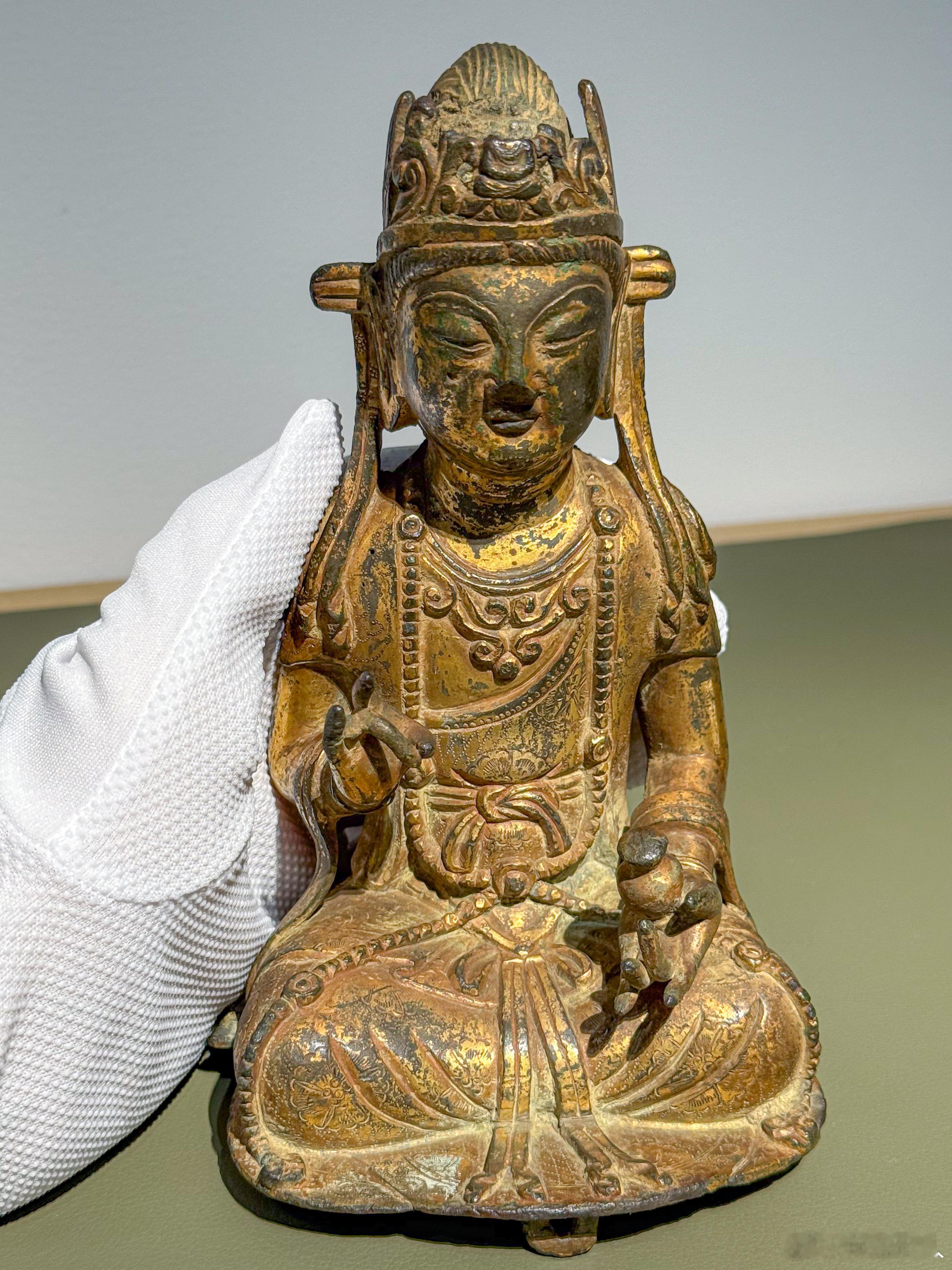 中贸秋拍这次举办了《太平年》吴越风格器物专场，其中这尊吴越国菩萨像可谓精湛至极，
