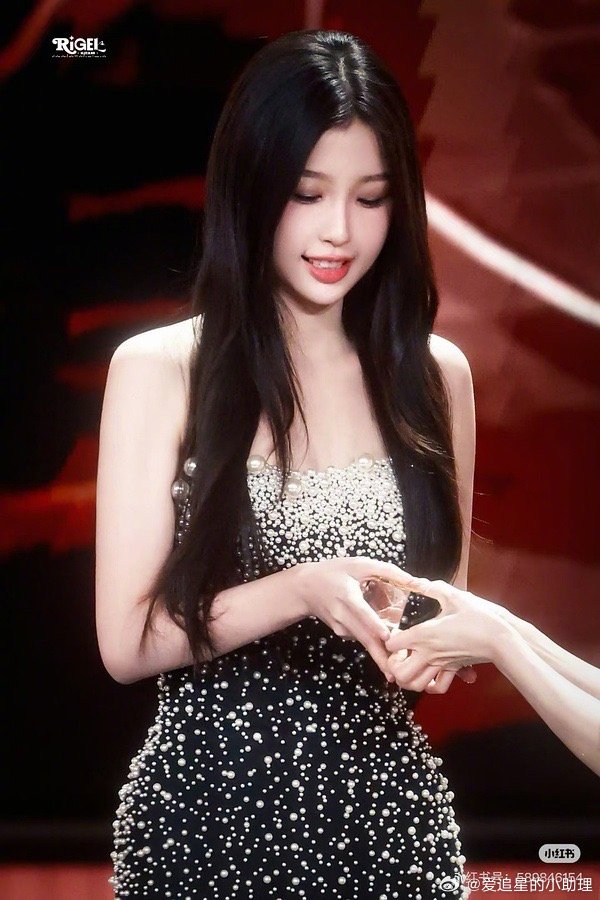 温峥嵘是穿了虞书欣穿过的衣服吗？她不是和赵露思最好了？ 