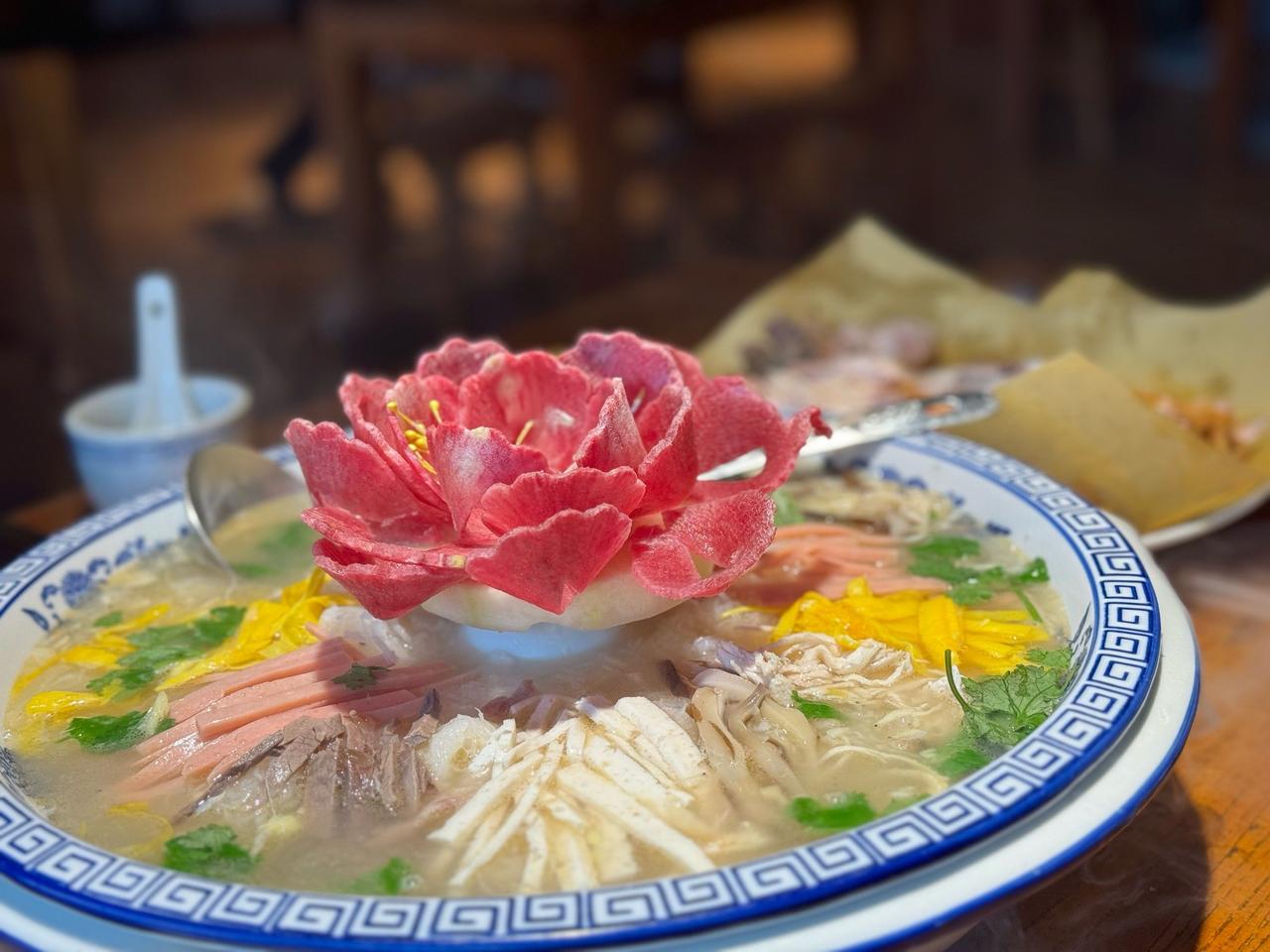 洛阳水席里最有地方特色的菜，我首推牡丹燕菜。这道菜大有来头，传说武则天时期，洛阳