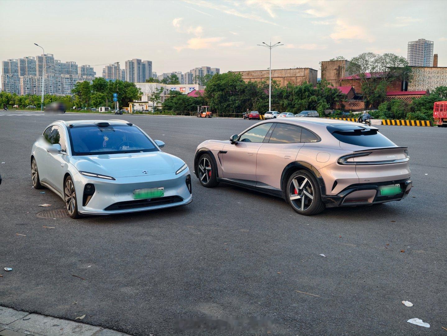 我的红蓝CP，不错吧（车辆在封闭道路拍摄） 