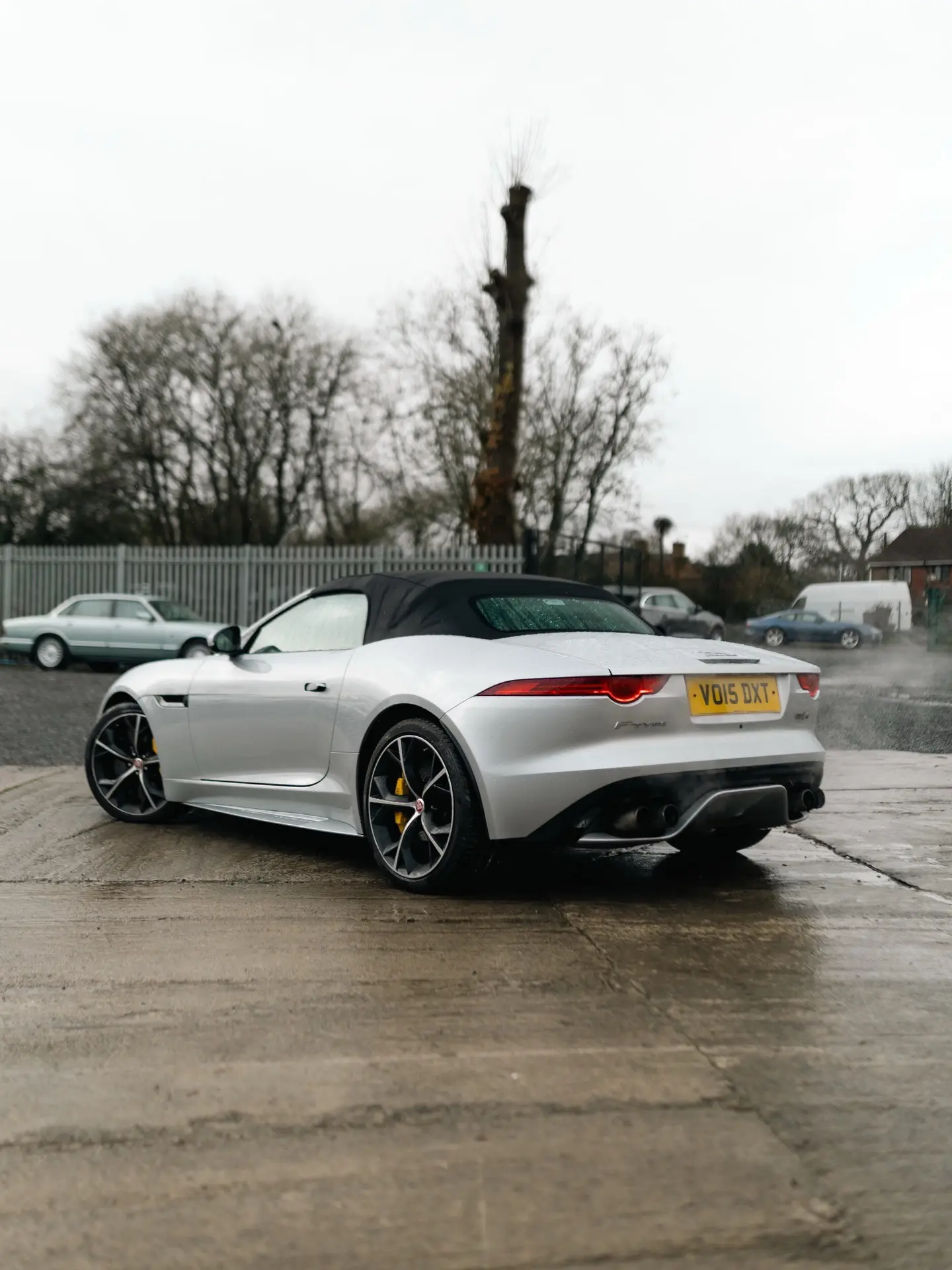 银色软顶敞篷小跑，捷豹Ftype.