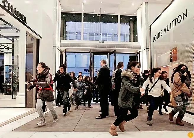 排队五小时就为一只爱马仕Birkin、加价三成也要把LV老花抱回家的画面，正在悄