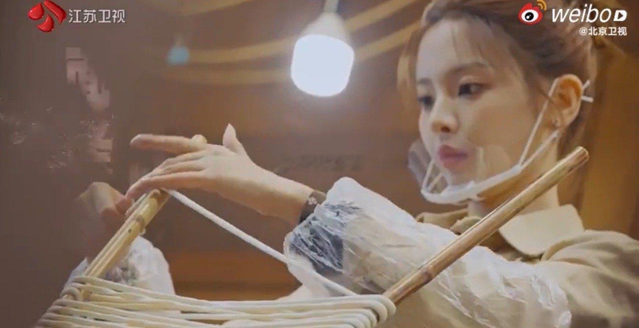 杨超越颜值与手艺齐飞 当手艺成为表达自我的方式，杨超越找到了与世界沟通的独特语言