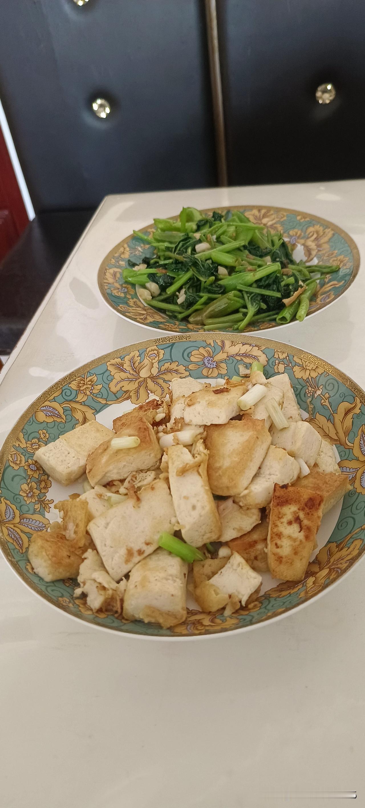 我的一个朋友常年不吃肉，光吃素，不知道她怎么坚持下来的，但是我只看到她现在越来越