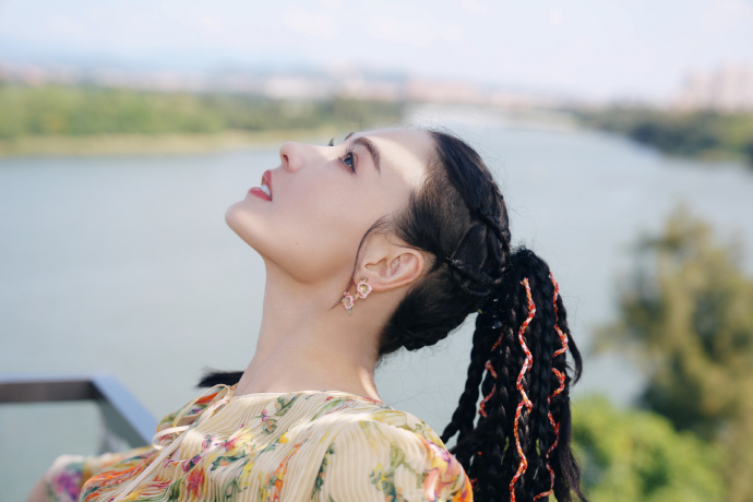 张柏芝笑容明媚 张柏芝一路繁花2花絮照，笑容明媚的姐姐~ 