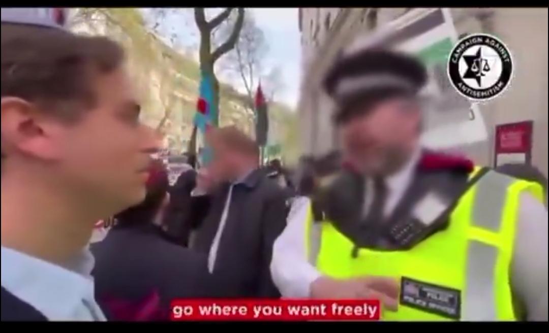 英国伦敦巴勒斯坦和穆斯林大游行，一英国警察叱责一犹太人:“你公然是犹太人，如果继