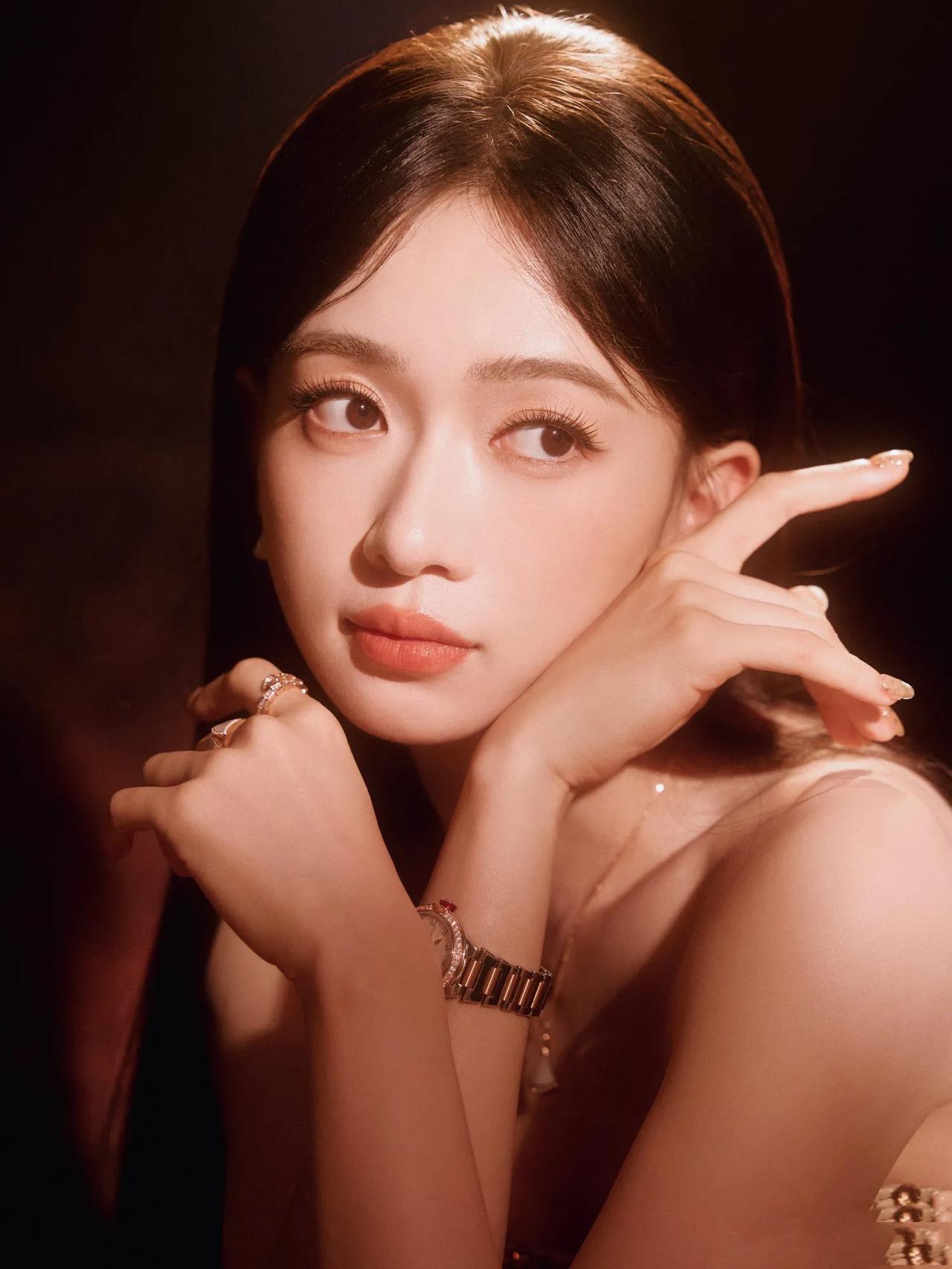 于正吴谨言“杀”回娱乐圈：女王归来，状态封神

2025年5月28日，吴谨言产后