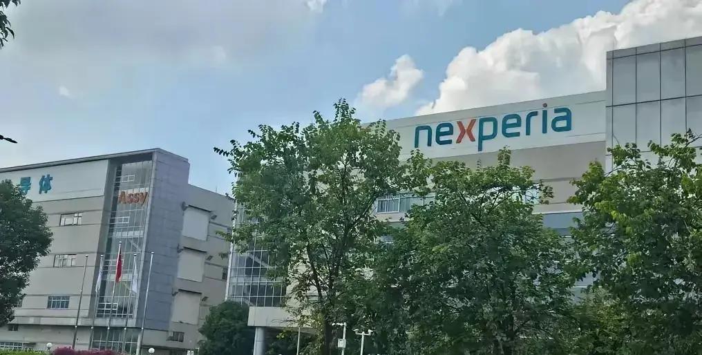 快讯！快讯！
 
中国商务部突然宣布了严正警告。
 
上午的记者会上，明确点名荷