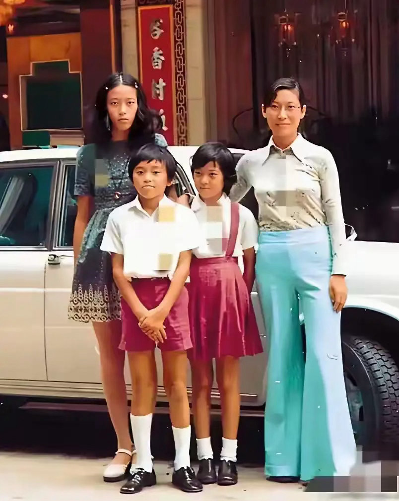 早年间凌宝儿，带大女儿周文姬，儿子周星驰，小女儿周星霞的照片。凌宝儿广东人，毕业