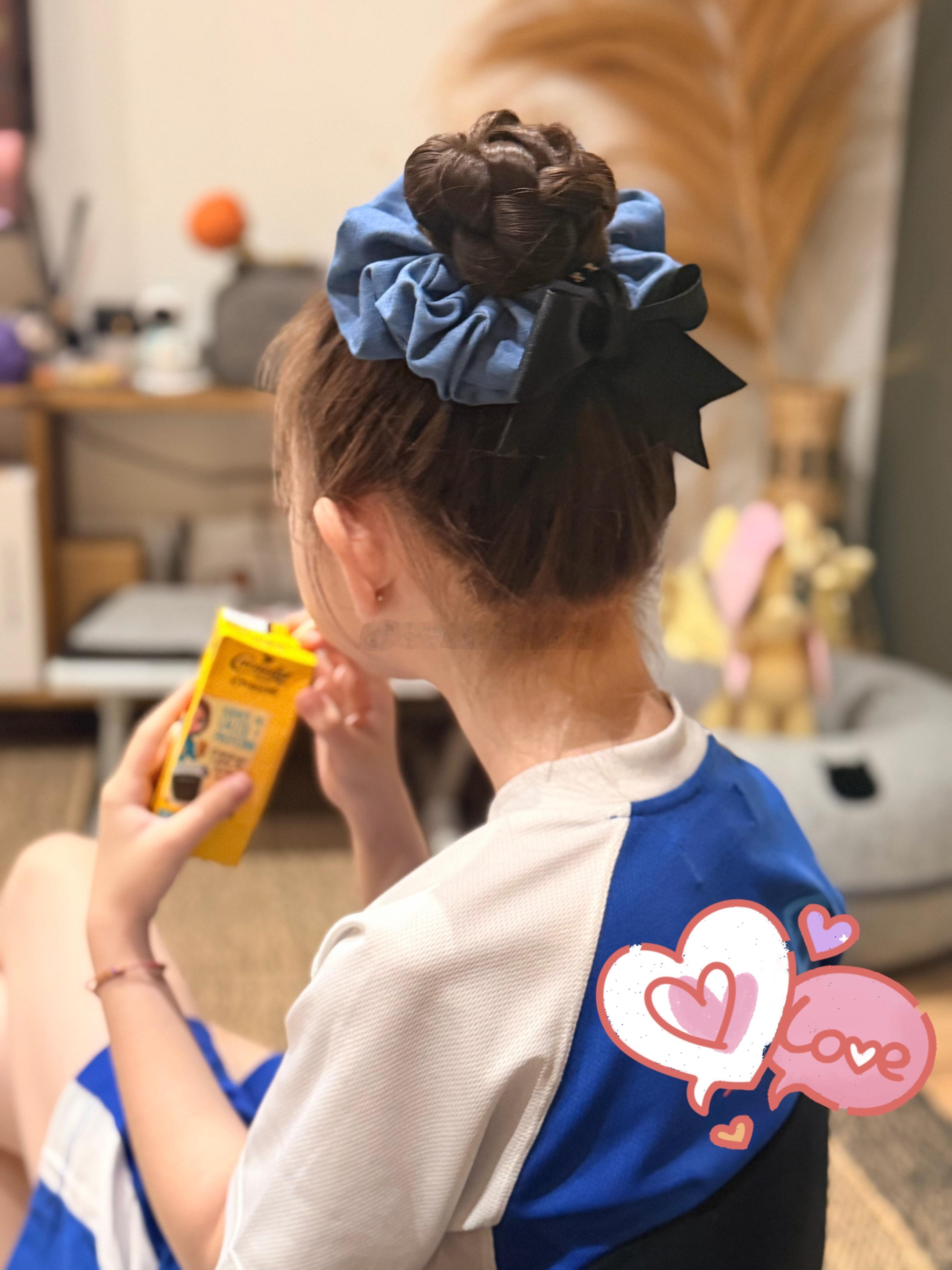 我妈手残还编发 盘起来凉快 但今儿有点歪没事儿 先去上学吧 
