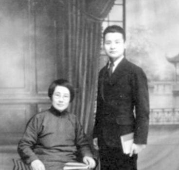 1951年，上海审讯室。一个国民党特务熬不住审问，最后交代道：“我说…我说个秘密