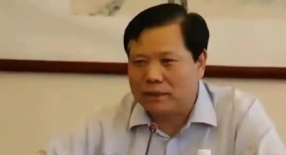 空手套白狼！骗走董明珠26亿跑路美国，如今下场大快人心
 
    商界最离谱骗