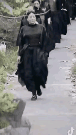 现在退休大妈确实是社会上最活跃的群体。很多大妈从家庭C位退出来后，在新舞台找到了