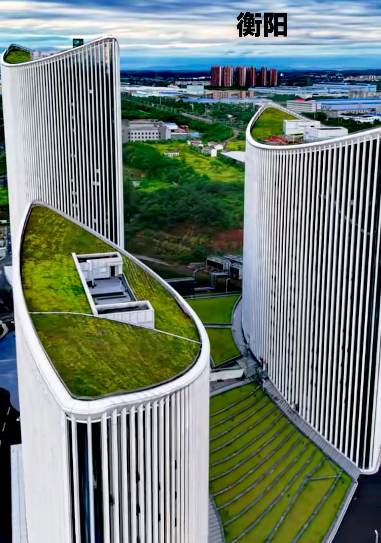 衡阳市区，这几栋建筑建得有点奇葩，像个月亮湾似的！外观上总体看起来很不错，不过有