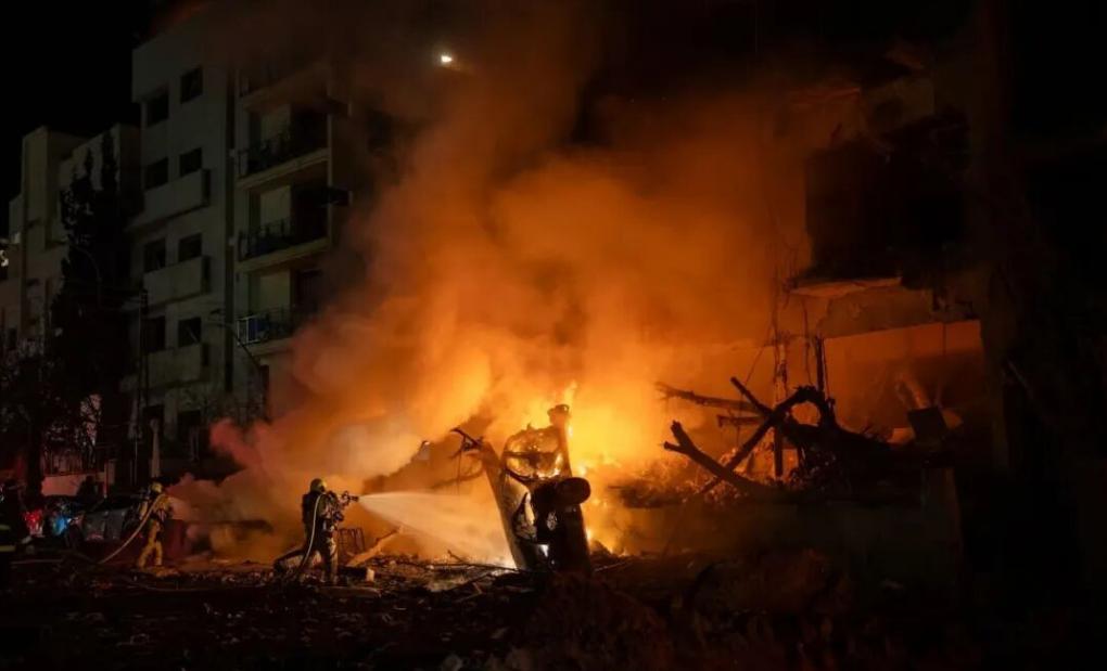 美国再也瞒不住！航母补给基地被炸，价值11亿美元战略雷达被毁，特朗普彻底失算，美