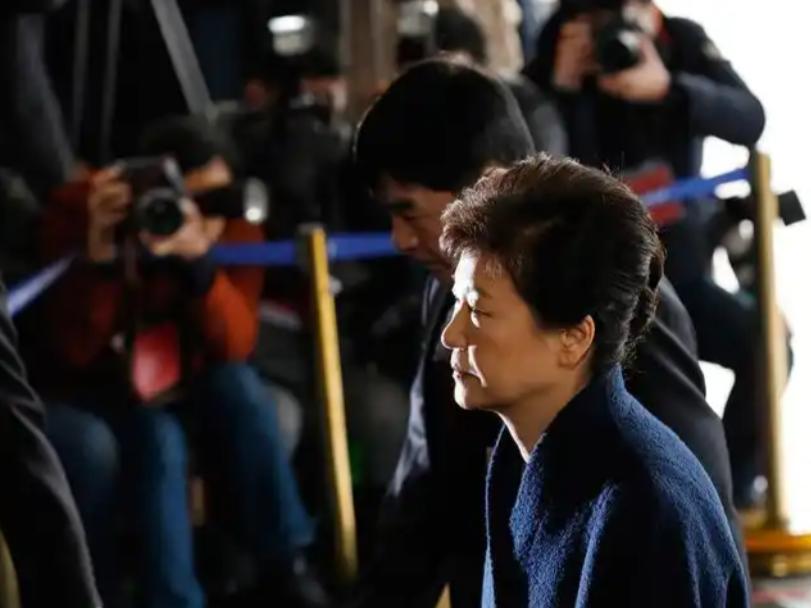 韩国政坛，真是杀疯了。

尹锡悦刚被法院一审判了无期徒刑，同一天，74岁的朴槿惠