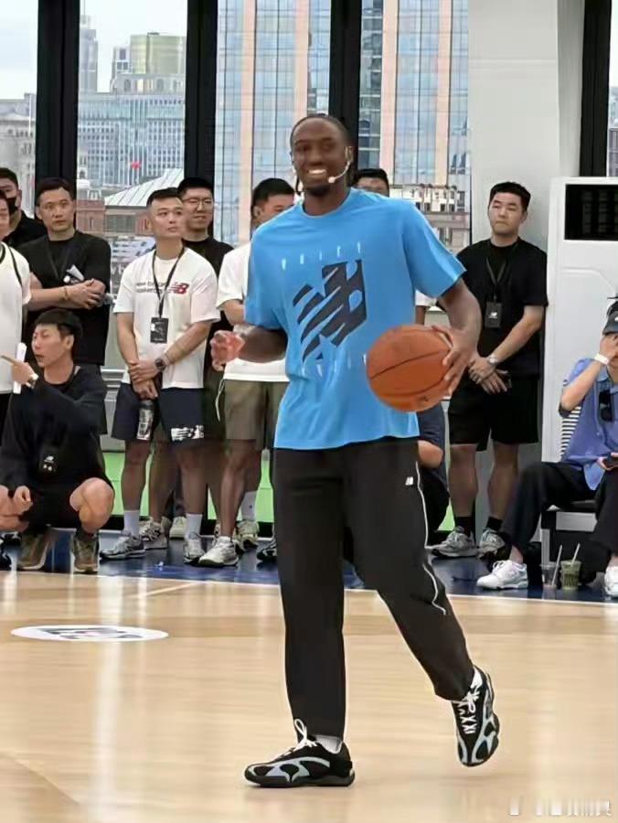 NBA球星马克西完成首次中国行当NBA速度型后卫遇见上海街头篮球，马克西首次中国