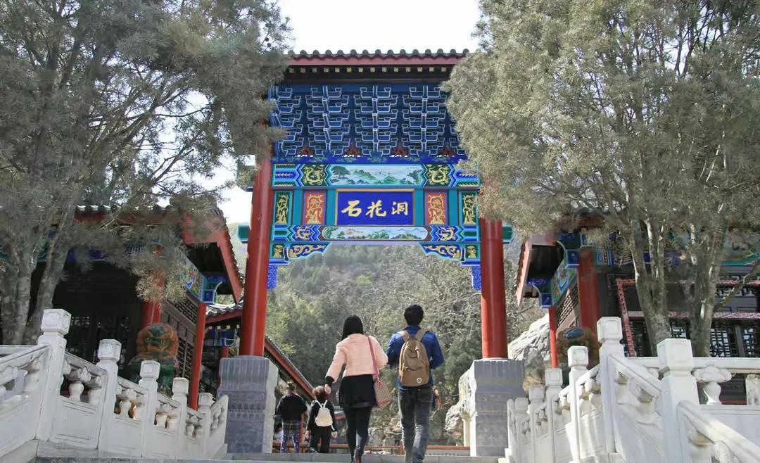 京西明珠石花洞
京西是个有故事的地方，沿国道108的沿线有不少的景点，离家不远的