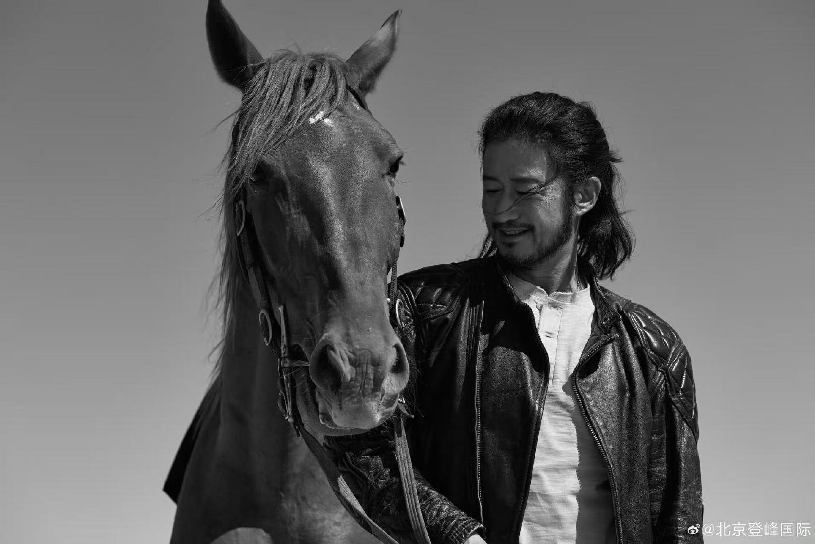 吴京长发络腮胡大片哇趣！吴京这组大片文艺又充满野性啊！！！吴京文艺vs野性