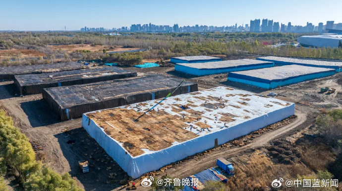 【#冰雪大世界存冰要启用了#】10月26日，哈尔滨冰雪大世界存冰场里一派繁忙景象