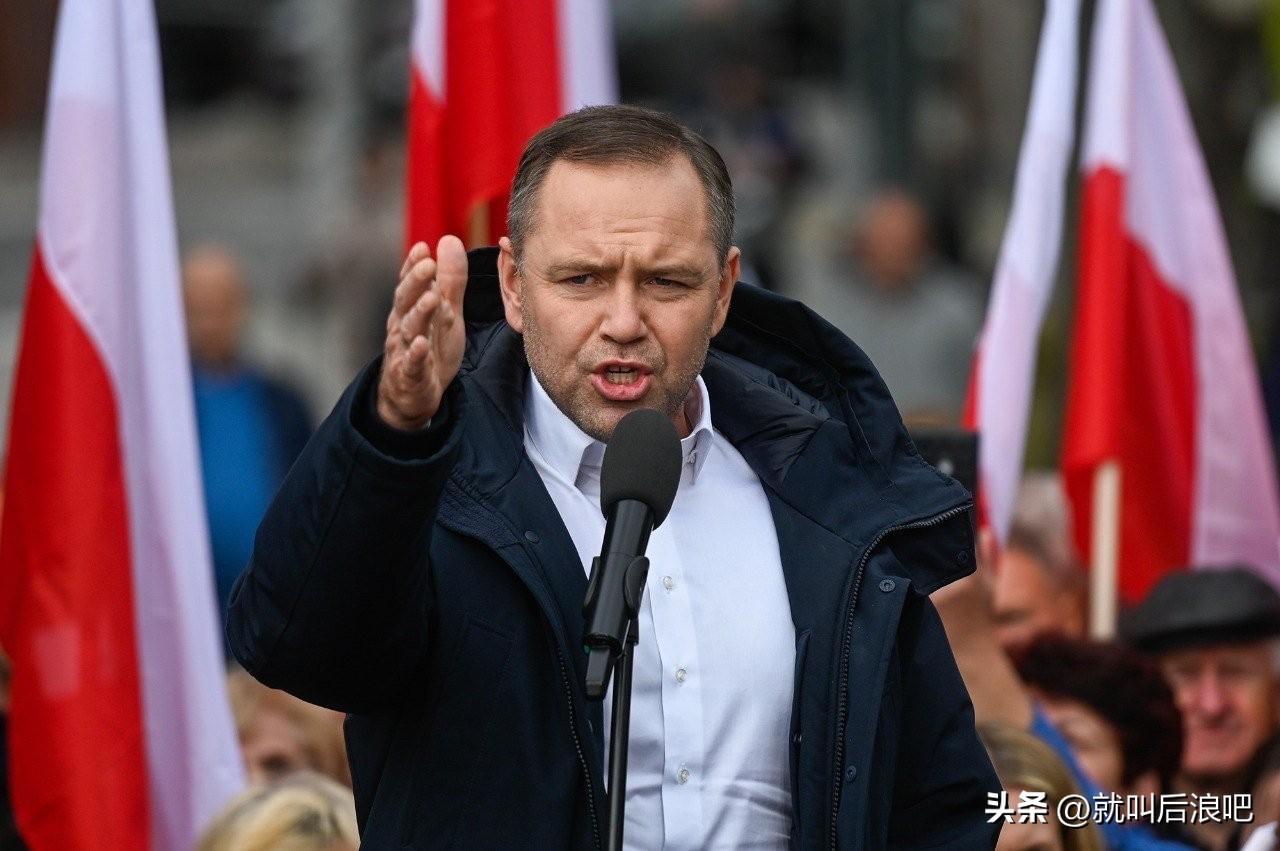 波兰总统纳夫罗茨基在与英国首相会晤后表示，波兰将与英国加强防务合作。双方计划在军