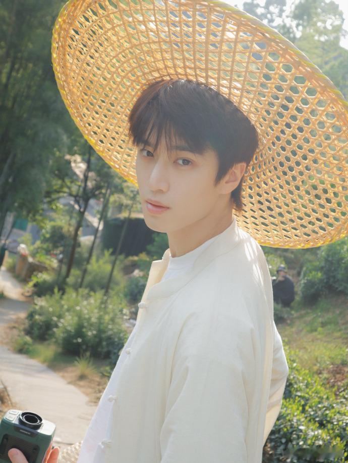 张康乐带着草帽晒太阳张康乐老了也是帅老头 张康乐这plog真舒适啊 