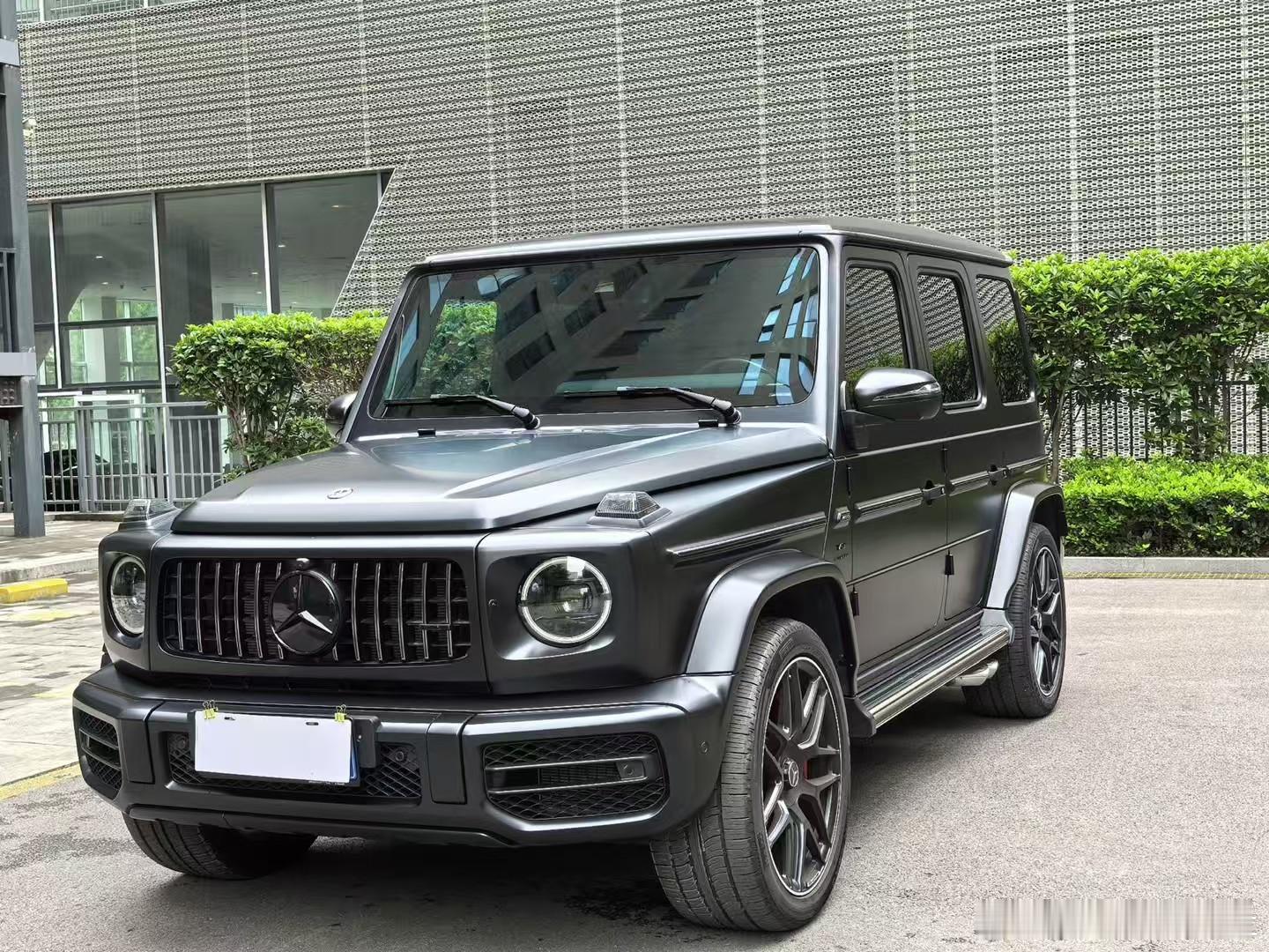 2024年奔驰G63磨砂黑/红*排量颜色：4.0T 双涡轮增压*登记日期：24年