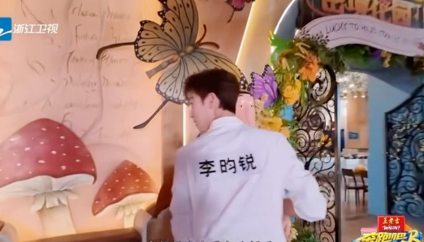 金蛋就这样和李昀锐擦肩接连几次都没能遇上，擦肩而过的画面充满戏剧性，综艺氛围感直
