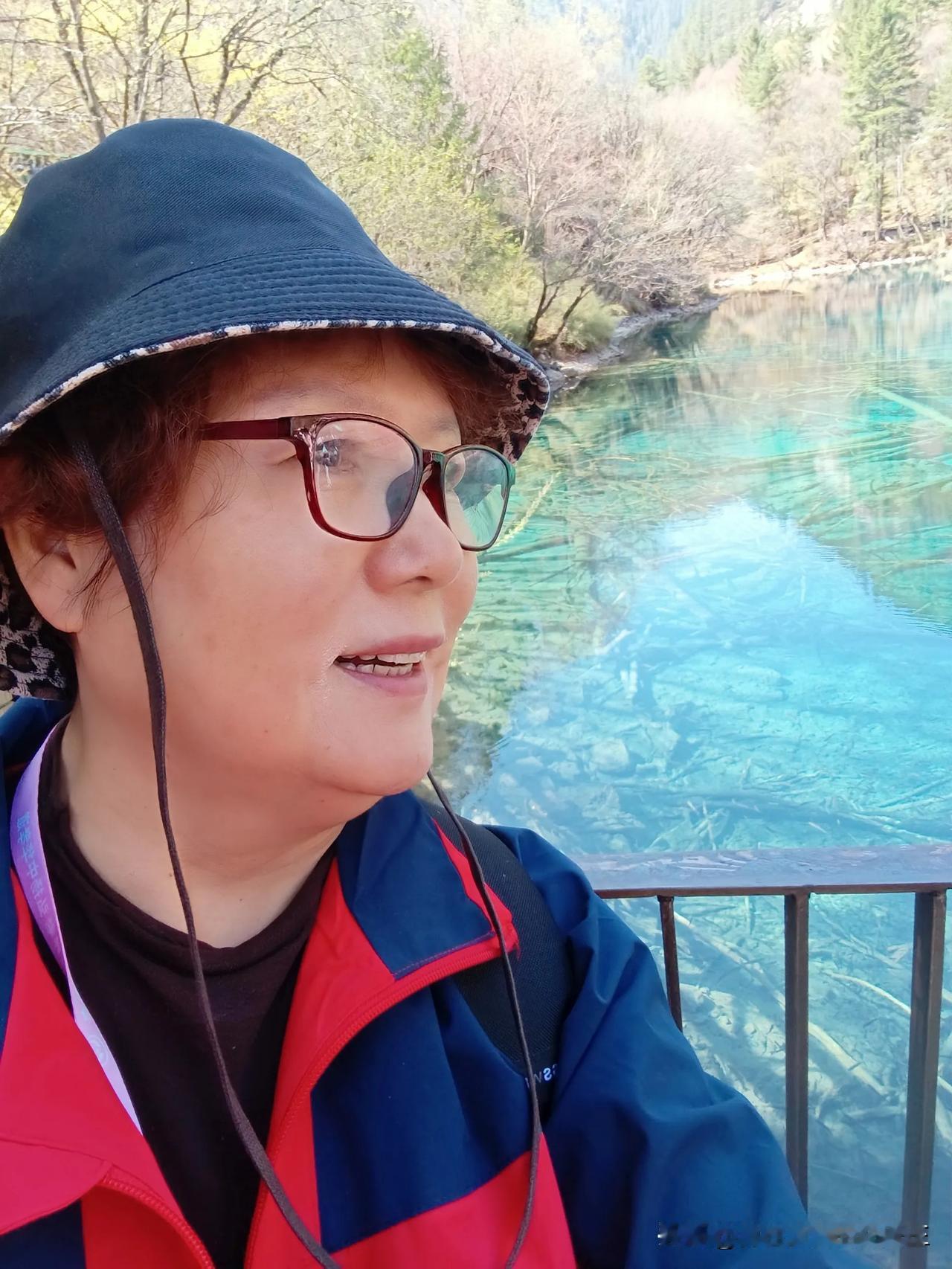 进大门后，一辆辆大公交有序上客，上车客基本上都有座，景区是按照各景点客流量，来按