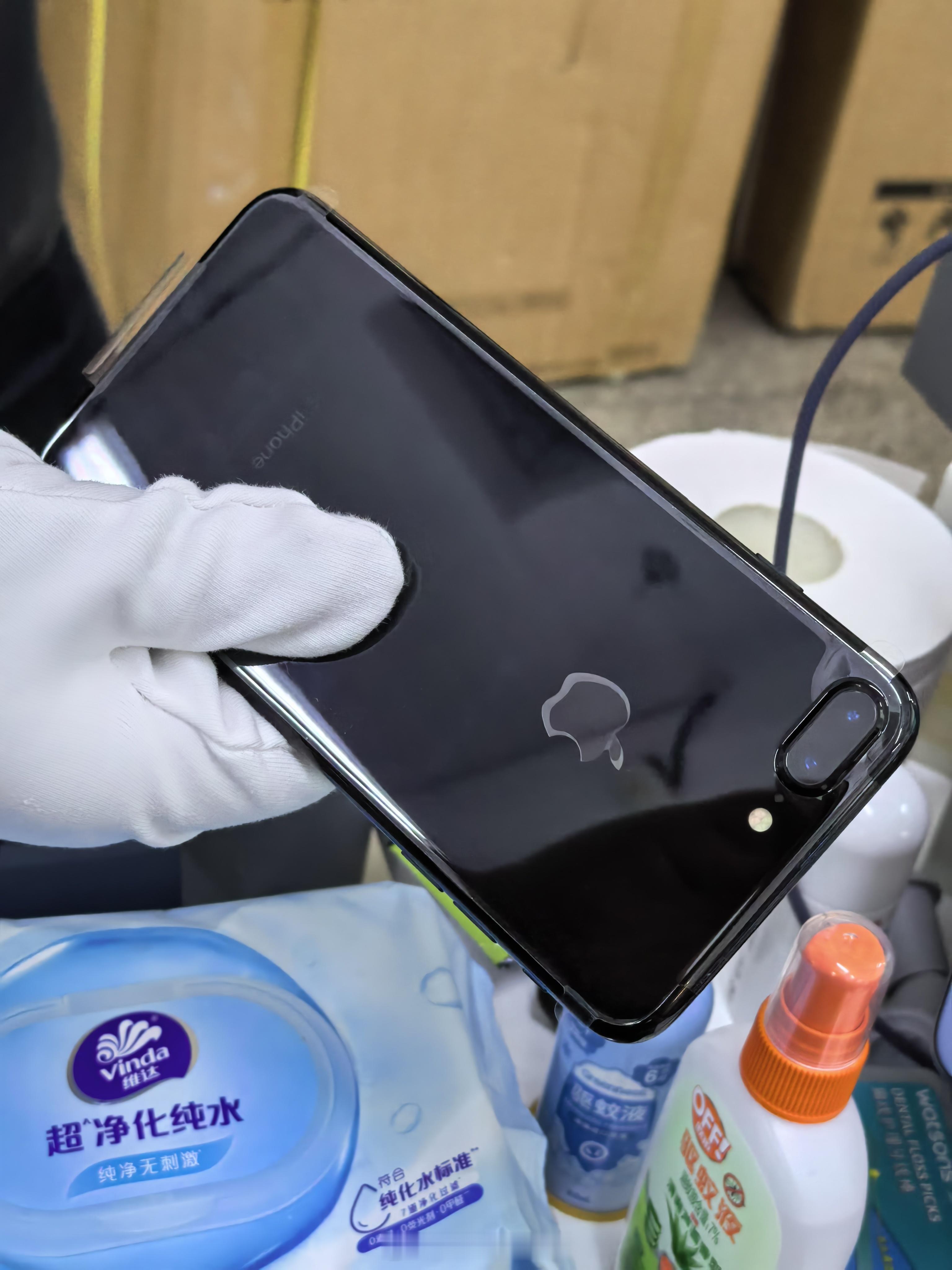 同事递给我一台刚刚拆封的全新 iPhone 7 Plus Jet Black。我