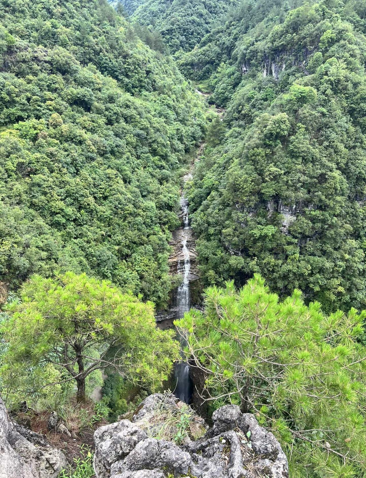 龙里大地之心+摆惹瀑布环线徒步
龙里独自徒步散心，贵阳过去约1.2小时，可以领略