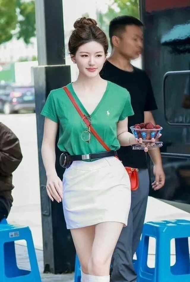 赵露思，耳机都可以当腰带了 女明星的腰都这么细吗 