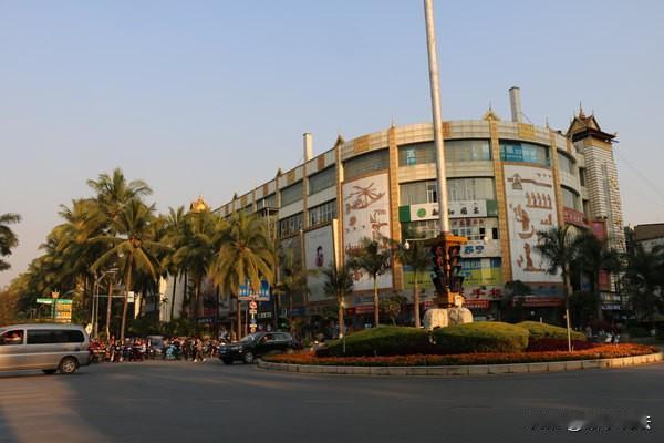 云南景洪，晚上快10点，一家百货店门口，一名50岁的男子，对一名女子下了手。起因