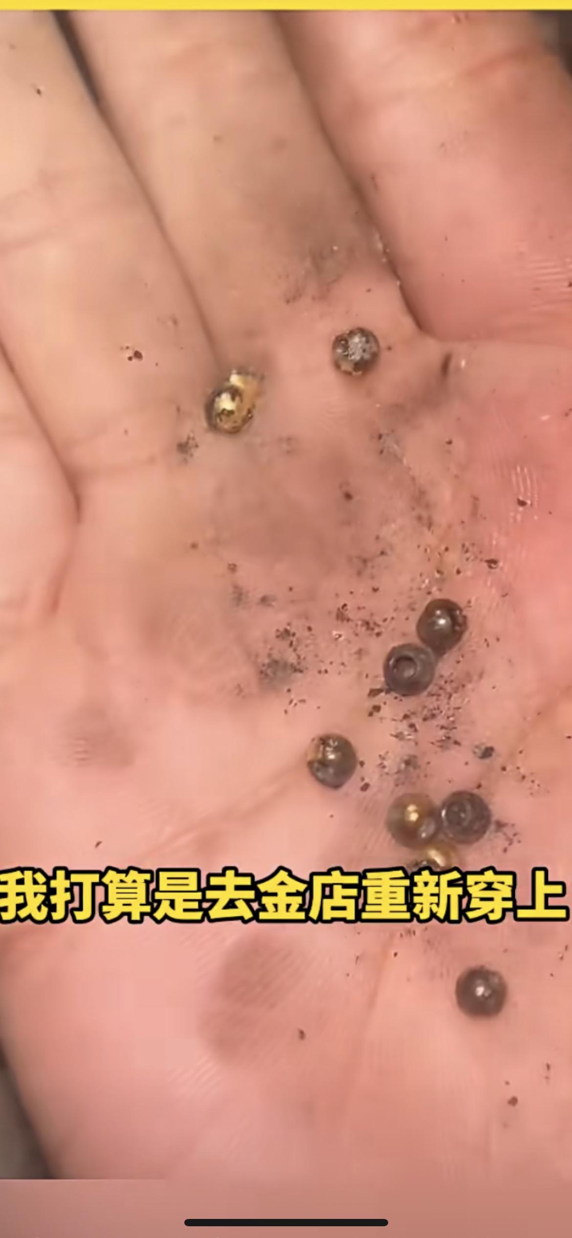 1月18日黑龙江大庆，女子切肉戴一次性手套，不小心把手链捋进去扔火炉里了，全家那