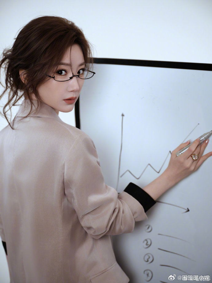 毛晓彤外卖买了一副眼镜毛晓彤7块6毛2的眼镜也太香了，颜值够高就是任性。毛晓彤眼