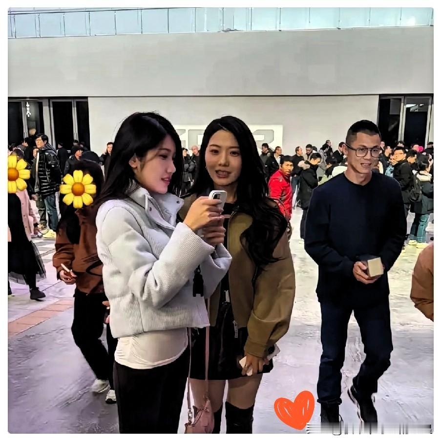 陈震全网被封，我不意外
让我意外的是
他这种脾气的人，娶的老婆，怎么这么的传统又