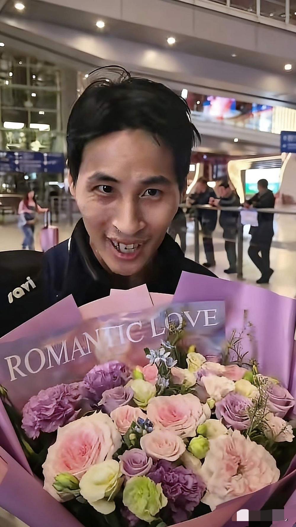 走失25年漂洋过海回国认亲的张云鹏的身形眼神牙齿还有那句3q，都说明了他这些年的