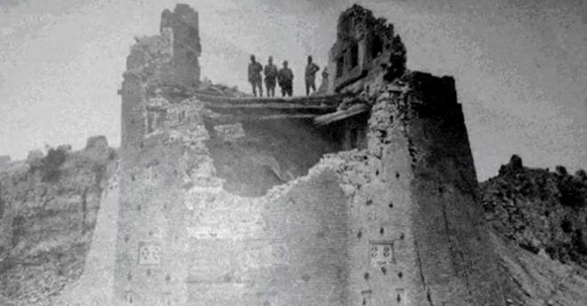 1941年，一名战士将炸药包放错了位置，引爆后鬼子炮楼完好无损，副团长拿出望远镜
