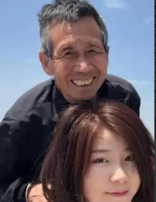 1997年，河南一个50岁光棍，捡回1名女婴。不料，送她读书后，她竟怒问，穷到捡