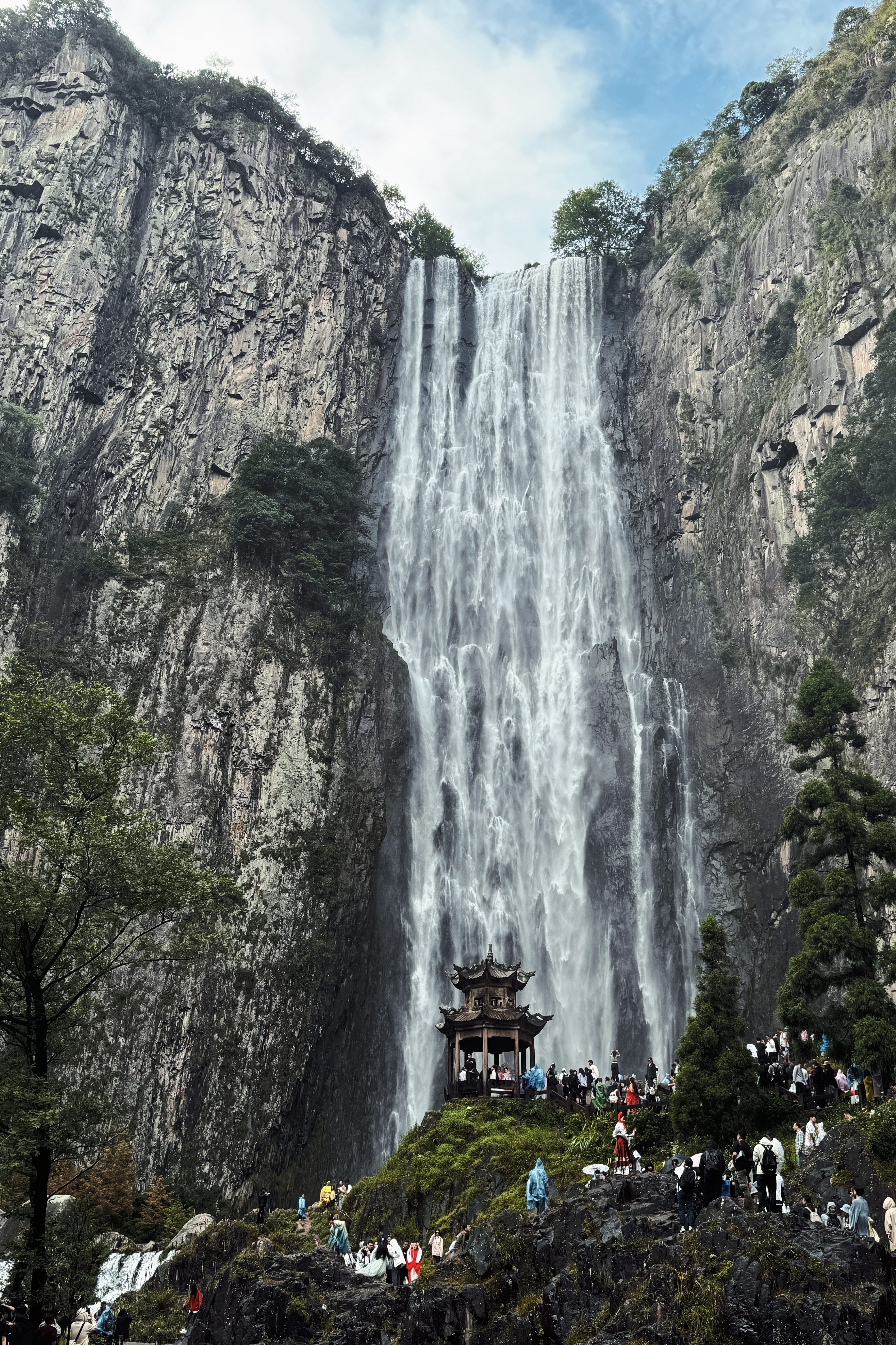 ⛰️📷-山不见我 我自去见山在温州百丈漈真正感受到飞流直下三千尺的壮阔穿越瀑布