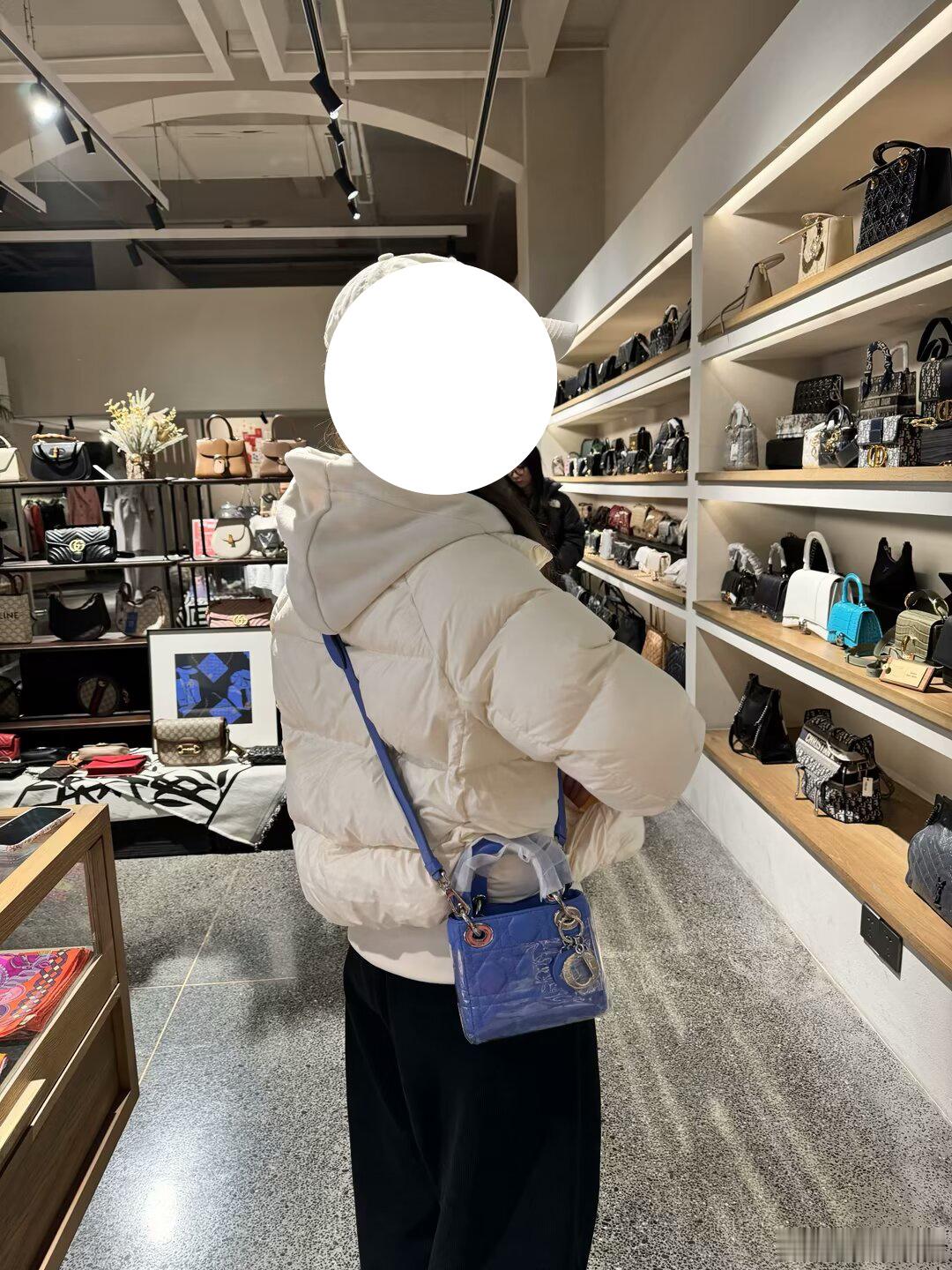 ……晚上买的时候还挺好看的 拿回家看怎么这么蓝但应该夏天配白短袖还挺亮眼的！一直