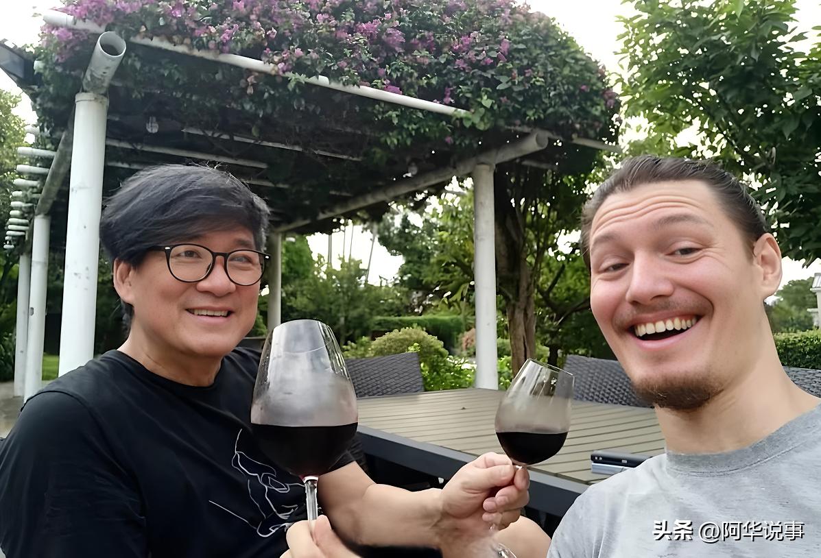 都在说周华健儿子大婚，
只是我把视频从头看到尾，
我都没发现他儿子的身影，这个是