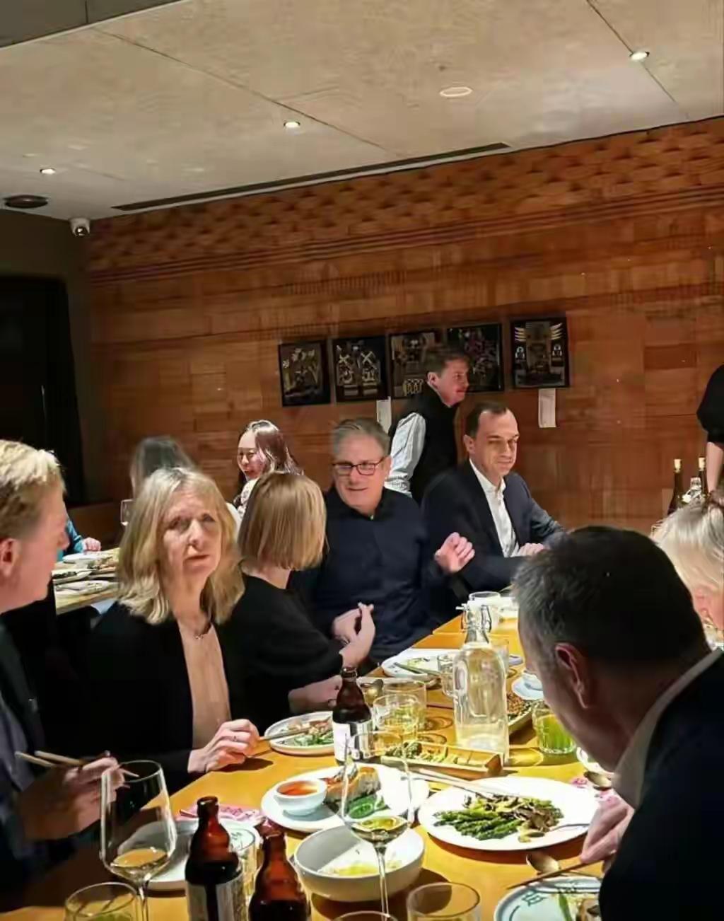 斯塔默首相抵京首晚便走进三里屯云南菜馆，这“菌子外交”颇有味道！菜品见手青炒制火